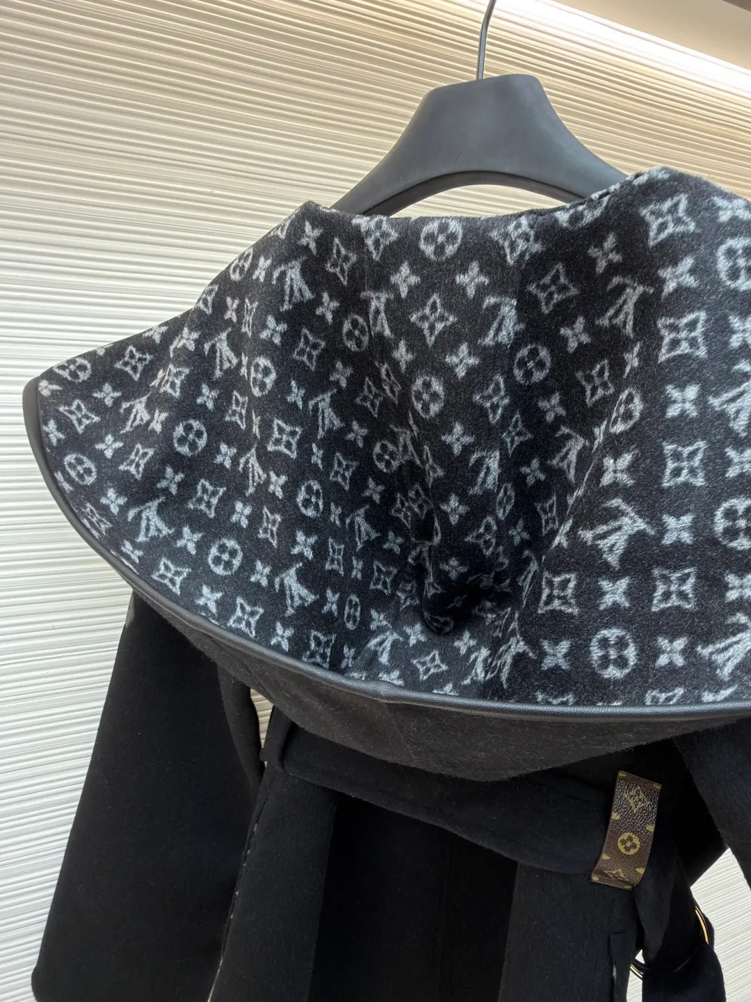 LOUIS VUITTON Wool lace-up hooded coat (short style) ●Original version: purchased and developed by 36659 ●Item number: 1682298-I45 ●Fabric: wool fabric ●Technology: jacquard production ●Color: black ●Type: loose version ●Weight: about 1280 grams ●Size: 34-36-38-40 ●Description: This presbyopic wool coat is made of double-sided blended wool fabric imported from Italy. The main part is made of high-density matte black wool, which has been pre-shrunk and steam-set to ensure that the fabric is stiff and not easily deformed. The large lapel and belt areas use jacquard weaving technology to present the classic presbyopic pattern as a three-dimensional texture. The pattern is digitally positioned and plated to ensure that the texture is symmetrical and clear. The body of the garment is unlined and double-sided sewn to reduce the weight of the garment while improving skin-friendliness. The cuffs and hem are hand-stitched to reveal exquisite details. The waist is customized with a wide belt of the same fabric, with an adjustable buckle design with invisible stitching, allowing the silhouette to be freely adjusted; the neckline adopts a double-layer composite structure, combined with the fixation process of hand-made arch stitches, to make the large lapels more three-dimensional. Every splicing follows the precision sewing standard of 1cm/8 stitches, perfectly integrating craftsmanship and design aesthetics. The overall wiring is straight and delicate, the fabric is comfortable and soft, and the color is consistent without color difference. It can be matched with the same style to create a fashionable look and control various occasions. Customized accessories, complete with three standards, same style for men and women!